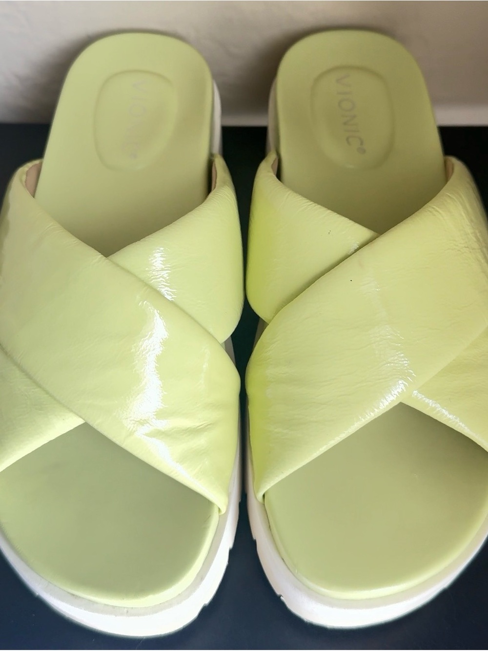 Vionic Vesta Lime Green Patent Leather Platform Slide Sandals Size 8.5